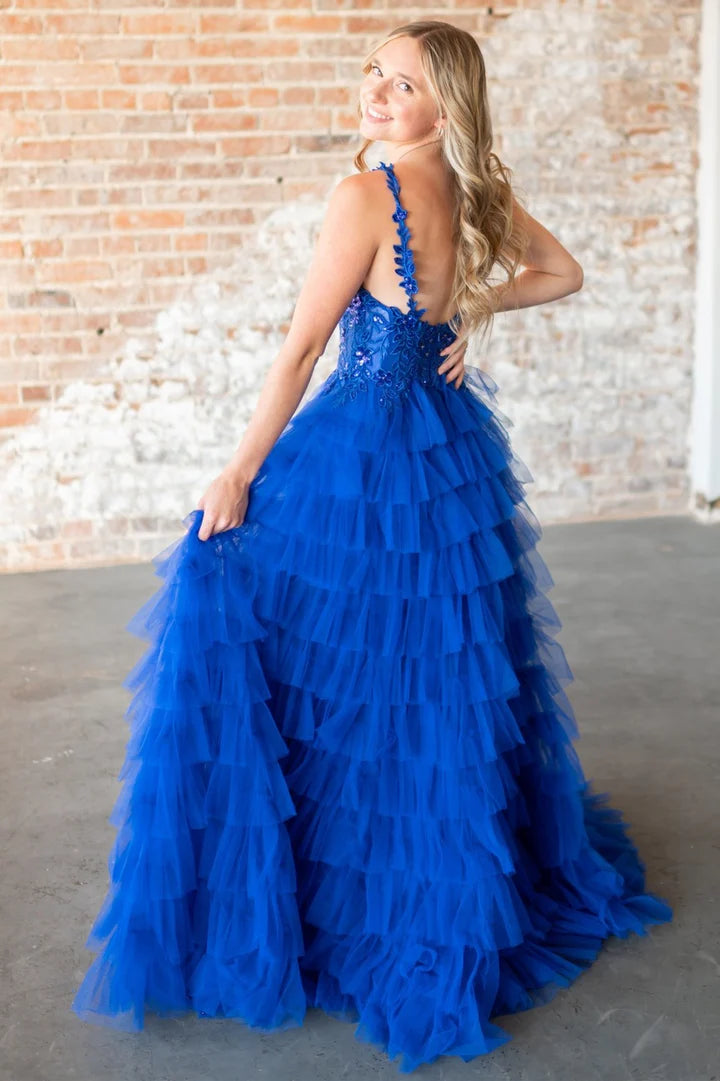 Vestido de fiesta con escote en V, apliques de encaje, volantes y capas con abertura